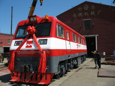 哈铁路局研制的新型机车顺利下线